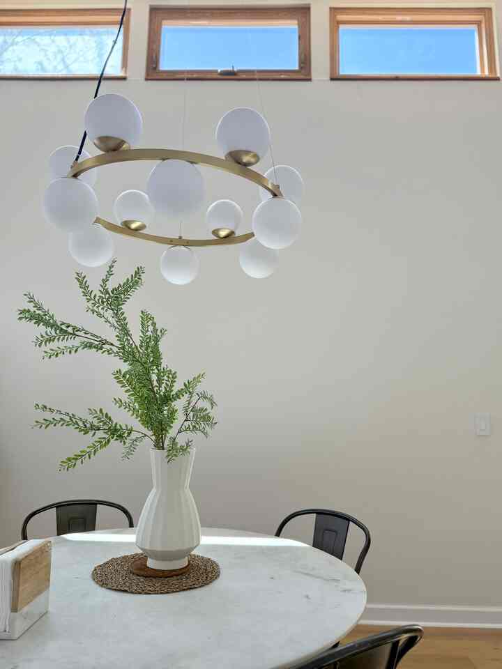 I love my brass pendant above the marble dining table, but the best part is that you can see the clear sky!
#modern #natural #marble #marbletable #skylight #window 