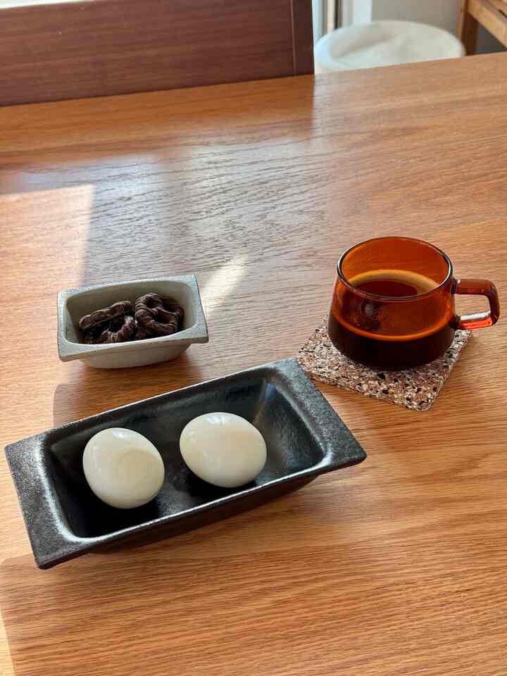 Good morning Monday! 🌿 
Simple breakfast. 

#breakfast #morningcoffee #coffeetime #onthetable #pottery #ceramics #glassmug