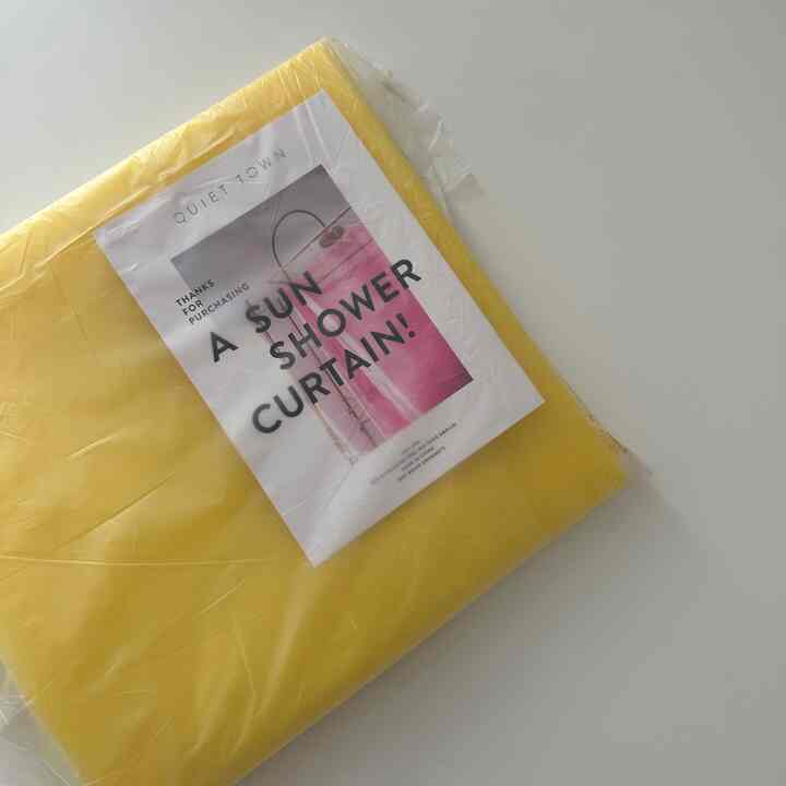 The pink shower curtain lasted 3 years, had to buy again but in different color 🥹💛🩷
#bathroominterior #colorfulinterior #showercurtain #moderneclectic