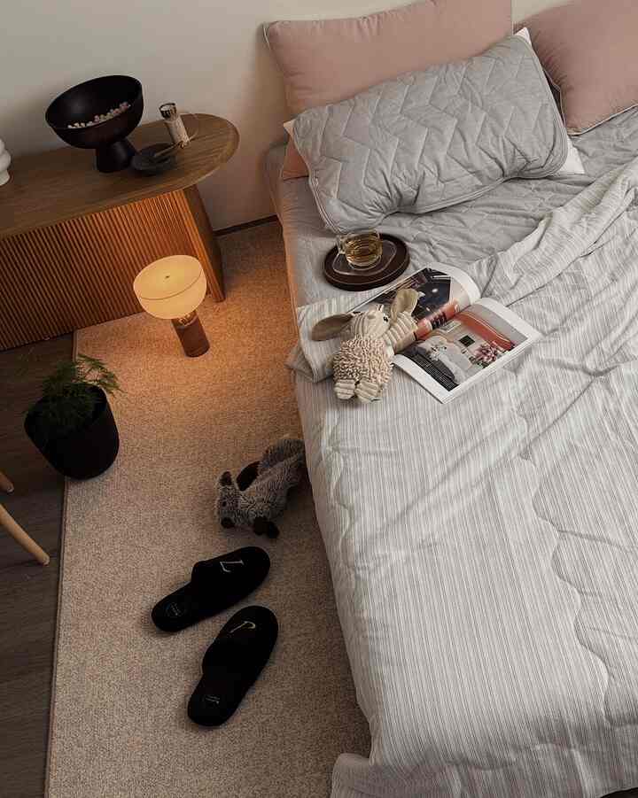 #bedroom #bedroominterior #bedroomdecor #bedding #bed #rug #lamp #lighting #lightinginterior #moodlight #roomshoes #plant #Planterrier #plantinterior #candleholder #pillowcover #coolmat #japandi #neutral 