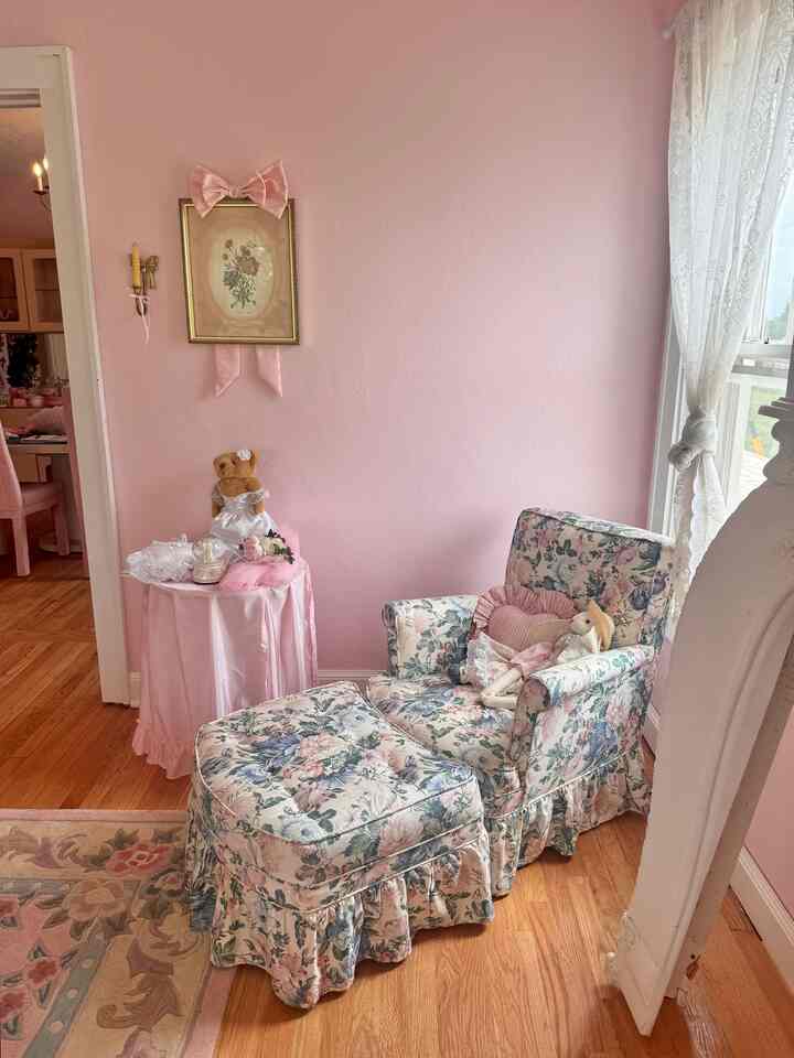 ￼I love this vintage floral chair that I found! 🌸 I placed it in this corner by this window because it receives really beautiful lighting and it makes for a perfect reading corner in my home 💗📖￼ #pink #floralpattern #livingroom #loungechair #rug #vintage 