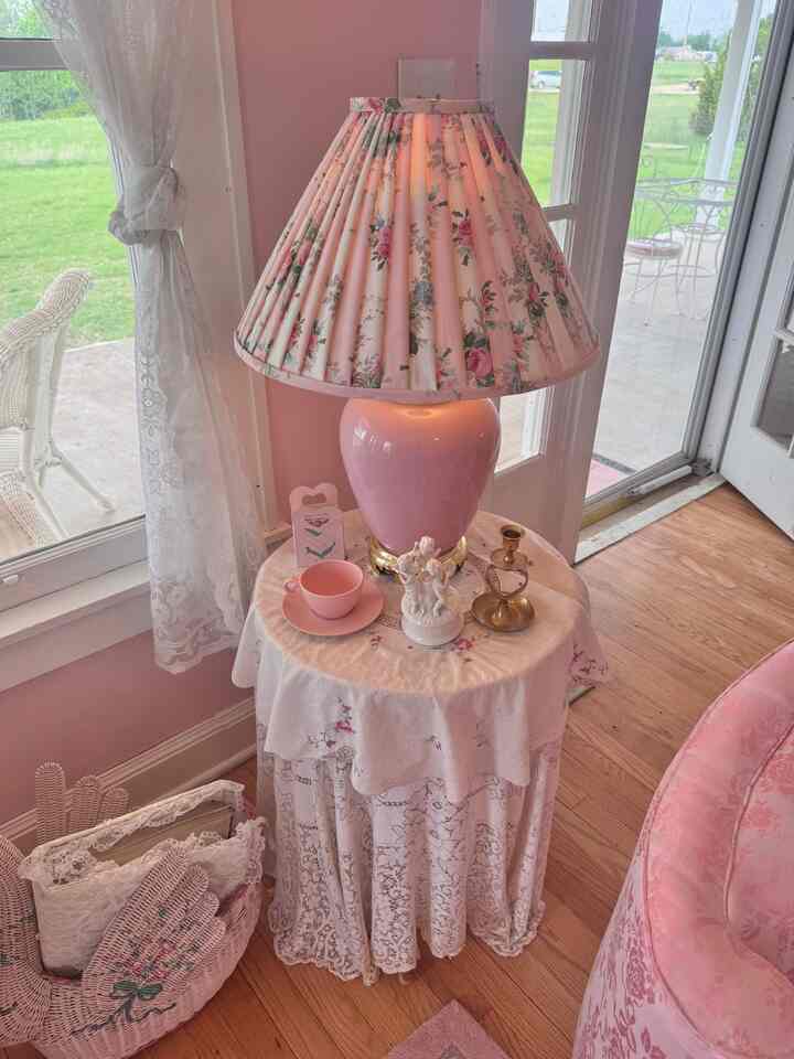I made this custom pleated lampshade and I’m so proud of her! A super simple DIY made out of scrap fabric, and it’s also a no-sew tutorial which is so cool! I love the way it matches my sewing table skirt in the room too. I’m a huge fan of matching sets (like from the 80s/90s) 🌸🎀🌸 ￼ #vintage #lampshade #pink #lamp #livingroom 