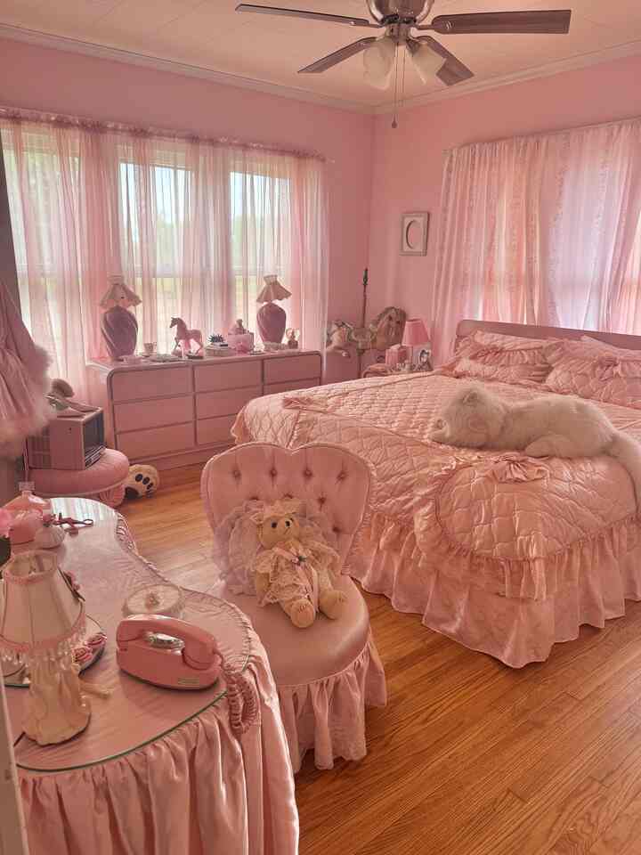 Just made a new bedskirt! She’s so cute 🎀 #pink #pinkinterior #bedroom #vanity #princess 