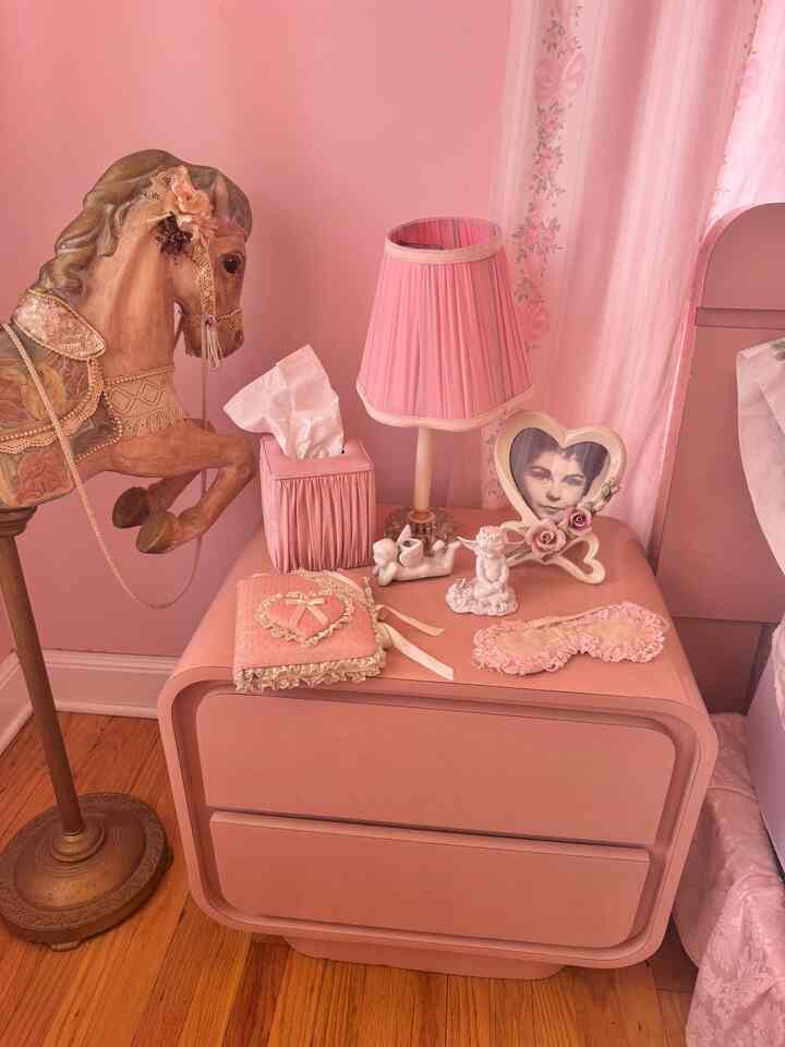 Vintage bedside treasures — this pink tissue box is one of my favorite finds 🎀 #pink #pinkinterior #bedroom #vintage #princess 
