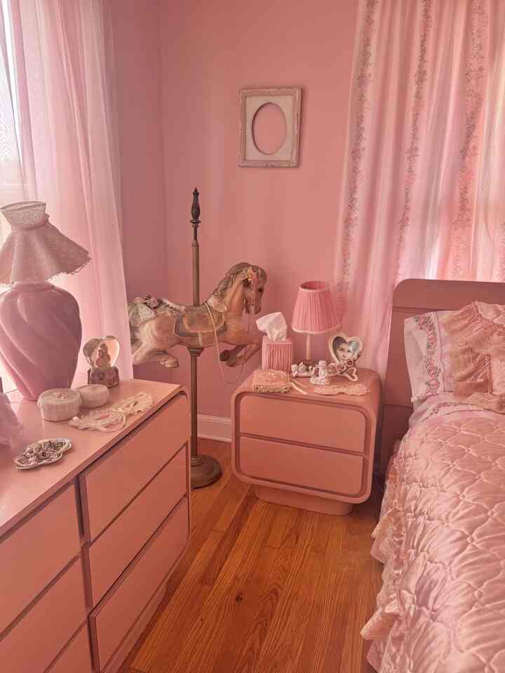 I traveled down to Texas to pick up this carousel horse, I love collecting these whimsical beauties 🎠🎀￼ #pink #nightstand #bedroom #princess #vintage 