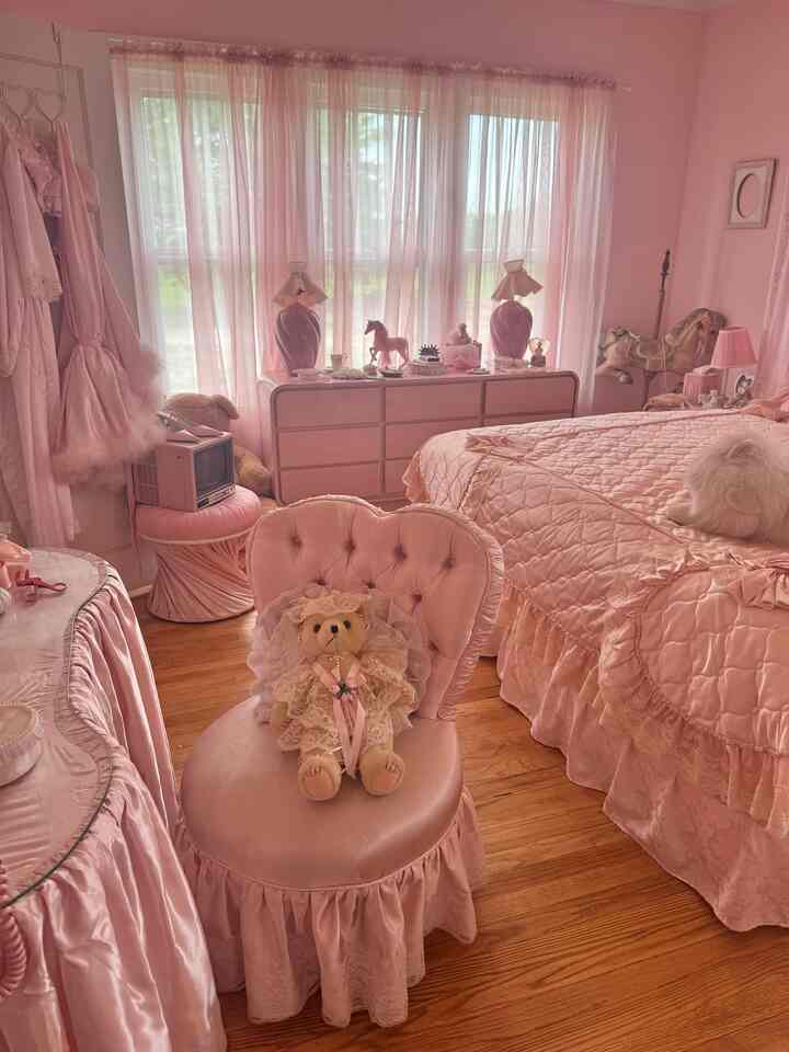 Girl’s room 🎀🧸 #pink #princess #bedroom #vintage #bedding 