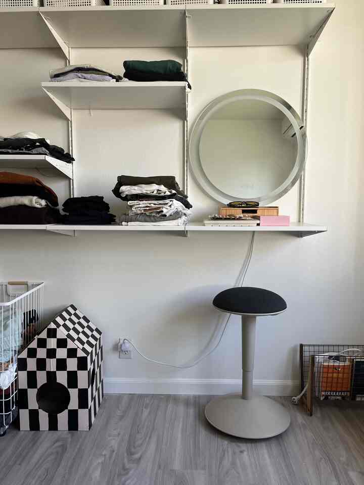 Masih menunggu lemari pakaian saya tiba, jadi untuk saat ini saya menggunakan sistem rak Boaxel untuk pakaian saya. 🤎 Jujur saja, saya suka betapa fleksibel dan mudahnya mengaturnya! #organizationinspo #closetorganization #boaxel #ikeahacks #flexiblestorage #smallspacesolutions #homeorganization #interiorinspo #closetgoals #rentalfriendly #homedetails #apartmenttherapy #storagesolutions #minimalhome #organizedliving