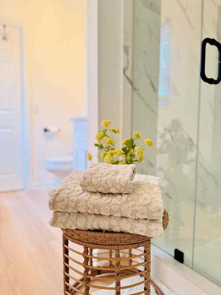 Feeling fancy without spending a fortune! 😉

These cream leopard towels are my new favorite find for giving our bathroom that expensive, elevated look 🙃

#bathroom #bathroominterior #Towel #rug #Modern #moderninterior #modernbathroom #modernhouse #cozy #cozyinterior 