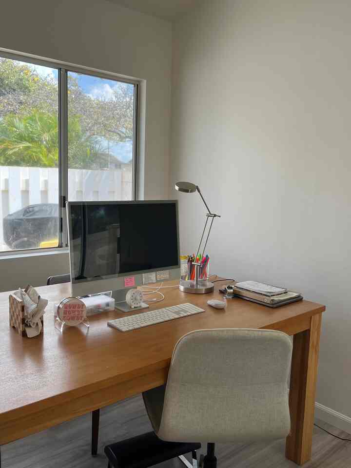 Saya selalu mendapati diri saya bekerja di ruang tamu — saya suka ruang terbuka! ✨ Ada sesuatu tentang suasana yang lapang dan santai yang menjadikannya tempat yang sempurna untuk menyelesaikan berbagai hal. #openconceptliving #livingroomworkspace #modernhome #homeofficeinspo #minimalistliving #interiorinspo #homevibes #cozyspaces #chicandfunctional #workfromhome