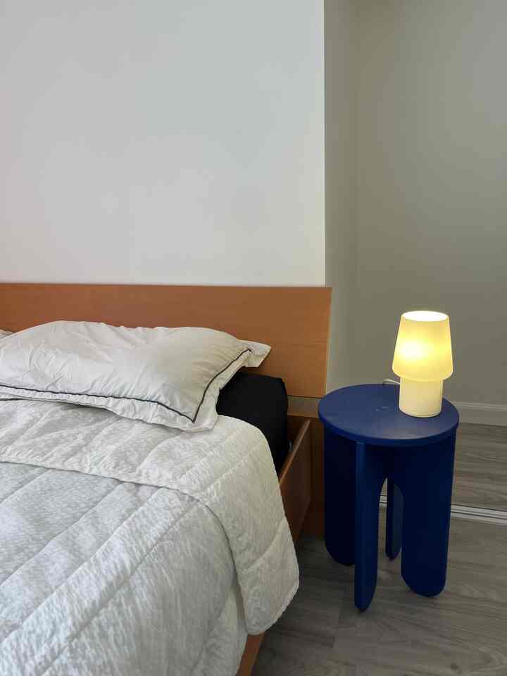 Another close-up of the guest room ✨ Just need a big, cute poster or artwork above the bed to complete the look! #guestroomdecor #artinspo #homedetails #simpledecor #cozyhome #interiorinspo #wallartideas #homevibes #bedroominspo #modernhome #decorjourney