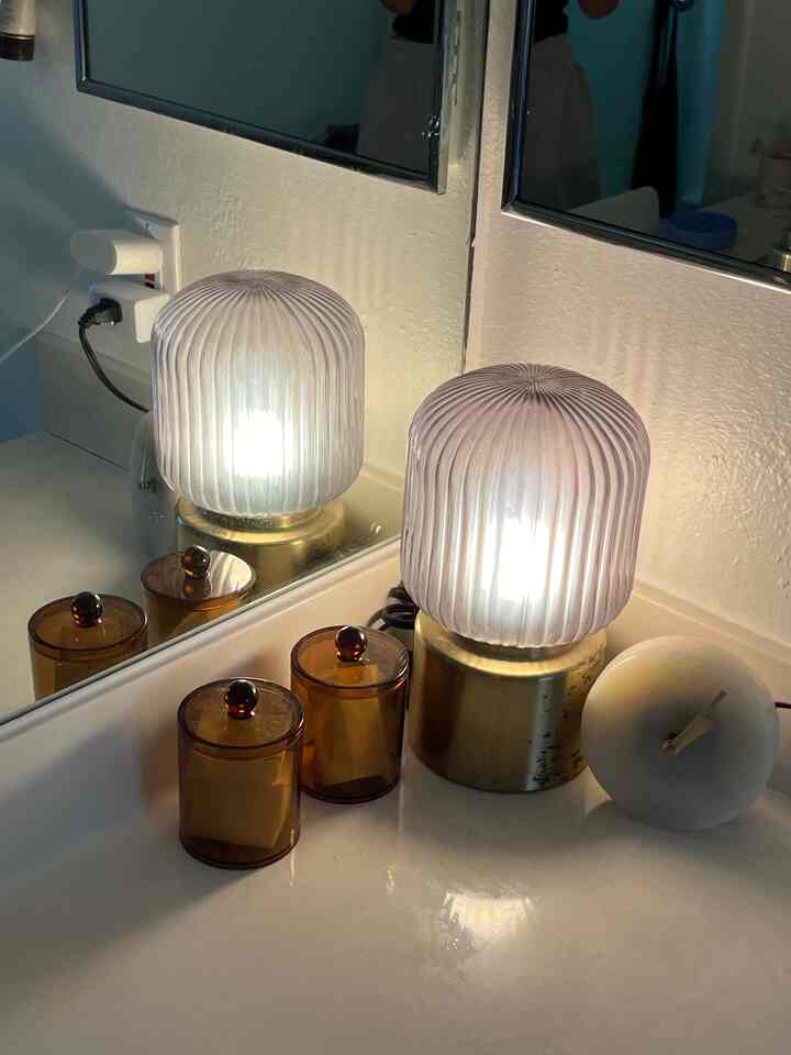 A little corner of my bathroom ✨ I love using small lights instead of the big overhead light — even in the bathroom. It just feels so much cozier! #bathroomdecor #cozybathroom #moodlighting #smallspacedecor #interiorinspo #homedetails #simpleliving #bathroomvibes #warmlighting #homeinspo