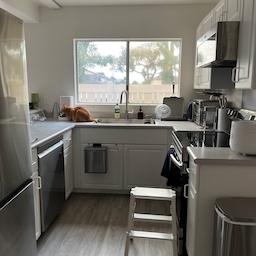Small kitchen but made it super practical! ✨ Just need a little pop of color now — thinking a rug will do the trick! #kitchenorganization #smallkitchen #practicaldecor #kitcheninspo #minimalistkitchen #homedetails #cozyhome #ruggogogo #simpleliving #kitchenvibes