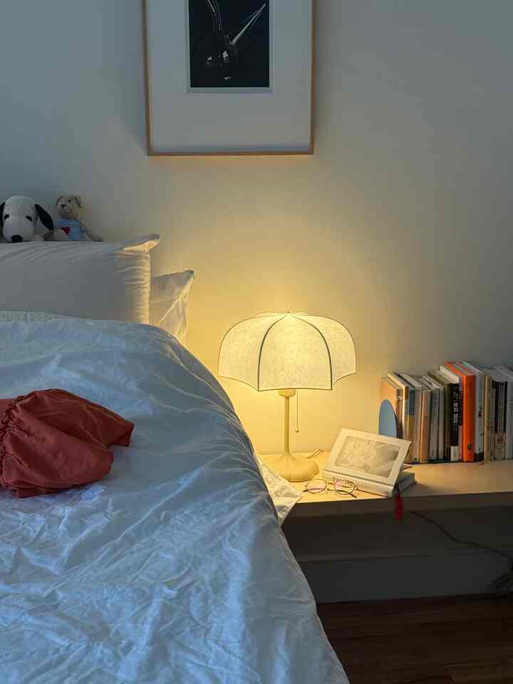 Back to white bedding. I wanted the bedroom to look more spacious and open and honestly white bedding is the best for that. Will take out other colored ones when summer is here!

#duvet #Duvetrecommendation #bedroom #bedroominterior #bedroomdecor #sidetable #bedsidelamp #bedsidetable #cozy #warm