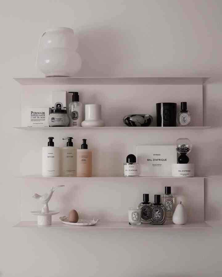 Shelfie 🤍

#rak #shelfinterior #shelfdecoration #shelfie #fragrance #perfume #candle #homefragrance #Interiorgoods #ikea #ikeashelf #vase #Diptyque #byredo