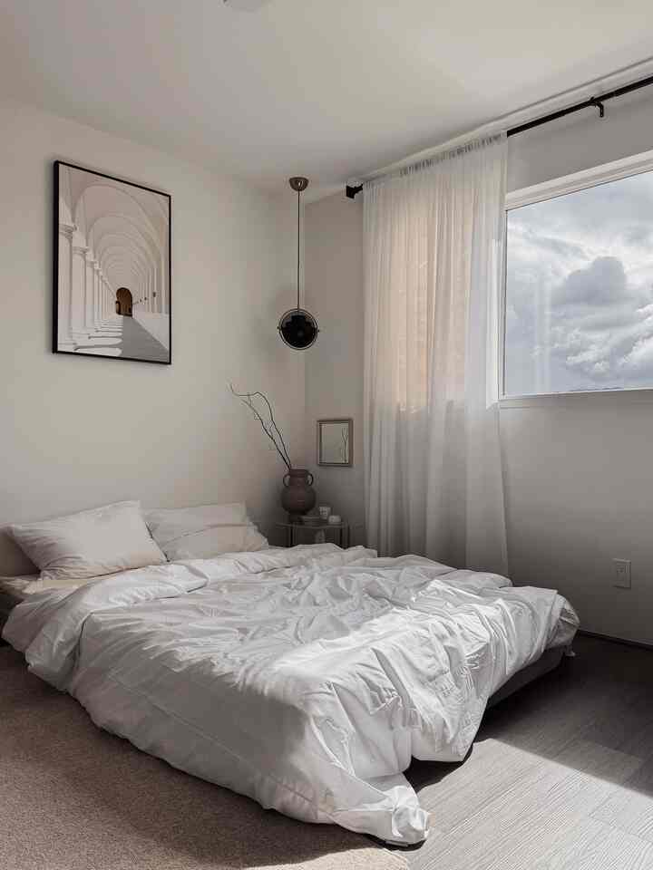 Minimal bedroom 

#bedroom #bedroominterior #bedroomdecor #bedding #beddingset #minimal #minimalinterior #vintagemirror #vase #sidetable #canvasframe #lighting #candle #japandi 