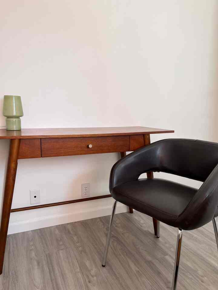 Hanya butuh cermin bergaya pertengahan abad di atas meja dan mungkin karpet bernuansa hangat di bawahnya? 👀 Hampir selesai — suka sekali dengan hasilnya! #homedecorjourney #midcenturystyle #interiorinspo #diningarea #cozyhome #warmtones #decorinspo #modernhome #homevibes #finishingtouches