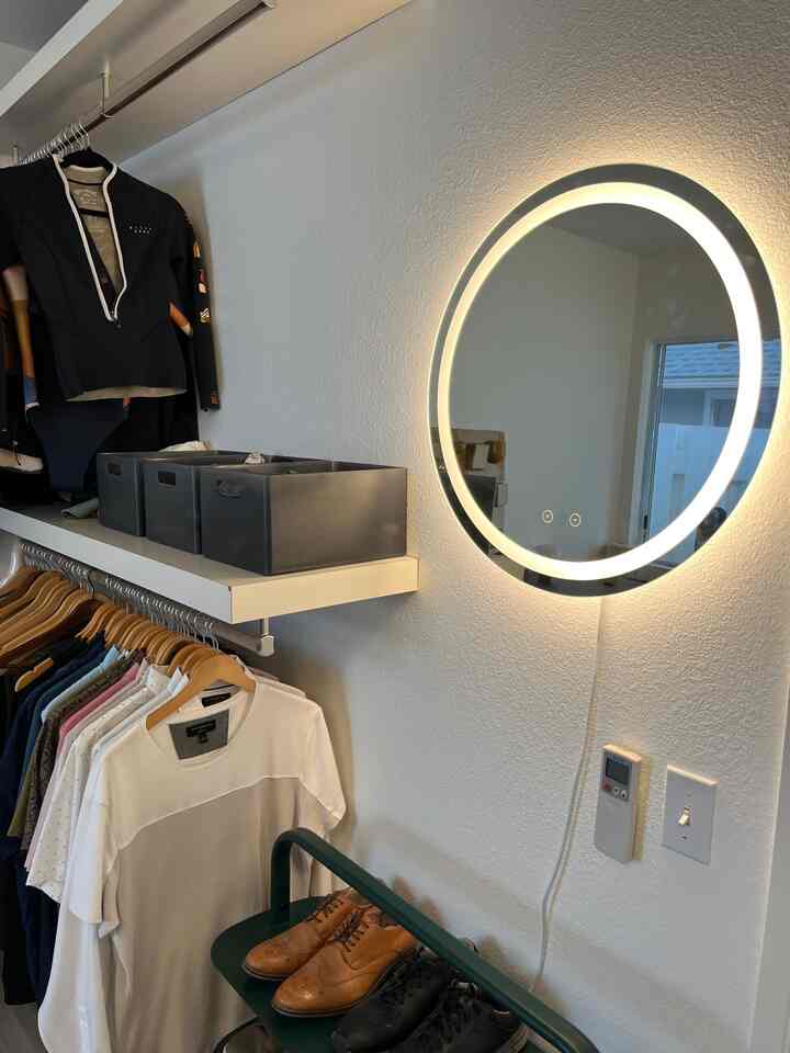 Ruang sempit? Tidak masalah. 🙌 Kuncinya adalah memanfaatkan setiap inci — terutama dinding! Penyimpanan vertikal adalah solusinya. #smallspaceliving #verticalstorage #organizedliving #homedetails #spacesaving #cozyhome #interiorinspo #storagesolutions #modernhome #simpleliving