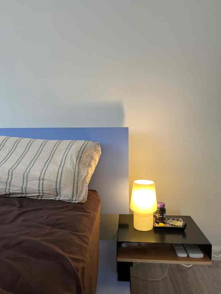 居心地の良いセット = カラープラットフォームキングベッド + 小さくてかわいいランプ + サイドテーブル ✨ すべてが完璧に調和して、完璧な居心地の良い雰囲気になっています！ #bedroomdecor #platformbed #cozyhome #interiorinspo #bedroomvibes #simpleliving #homedetails #modernhome #cozyset #minimaliststyle
