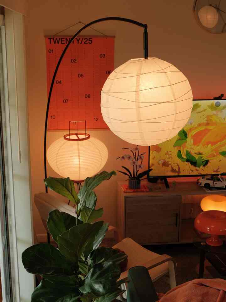 荘厳なSkaftetフロアランプベースとRegolitペンダントランプシェードのクローズアップです :)

なんてエレガントなIKEAの組み合わせでしょう！

#IKEA #pendantlamp #lampshade #archlamp #warmlighting