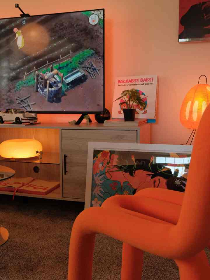 本と雑誌を使ったスタイリングは、さりげなくも効果的です。

ズームインして、私の遊び心のある本と重ねた雑誌をご覧ください！

ホームインテリアとして使える本は、リサイクルショップやお手頃価格の書店で手に入ります :)

#stylingwithbooks #bookdecor #bookcafe #magazine