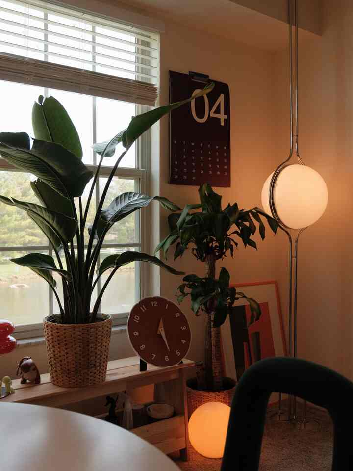 Can’t wait to change my calendar to another color once May arrives 🤗☀️

And with May comes warmer days! 

#warmtoneinterior #newmonth #warmlighting #diningroom 