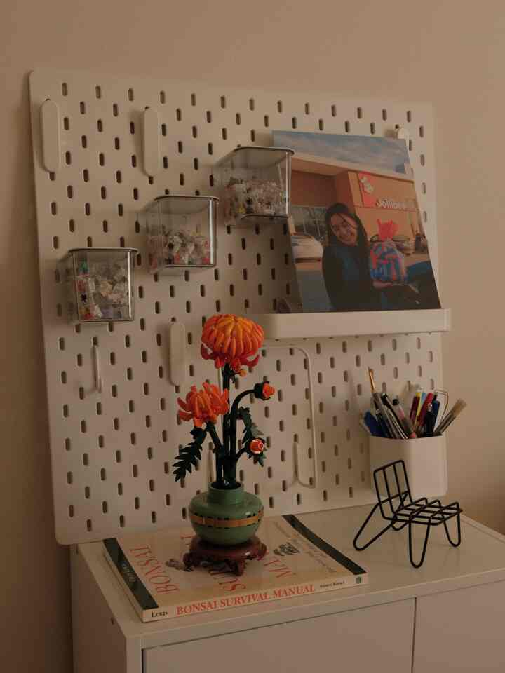 Duduk di samping tempat tidurku adalah pengingat mengapa aku melakukan apa yang kulakukan :) mengapa aku tidak boleh menyerah 🫶🏼

#bedroominterior #bedroomdecor #ikea #pegboard #phonestand