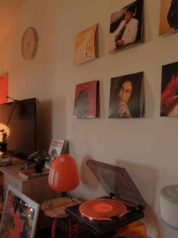 When mounting my vinyl, I wanted wall mounts that wouldn’t draw attention to themselves, but rather to the vinyl that rests on them. 

These clear wall mounts are perfect for the job :)

#vinyl #wallmount #vinyldisplay #turntable 