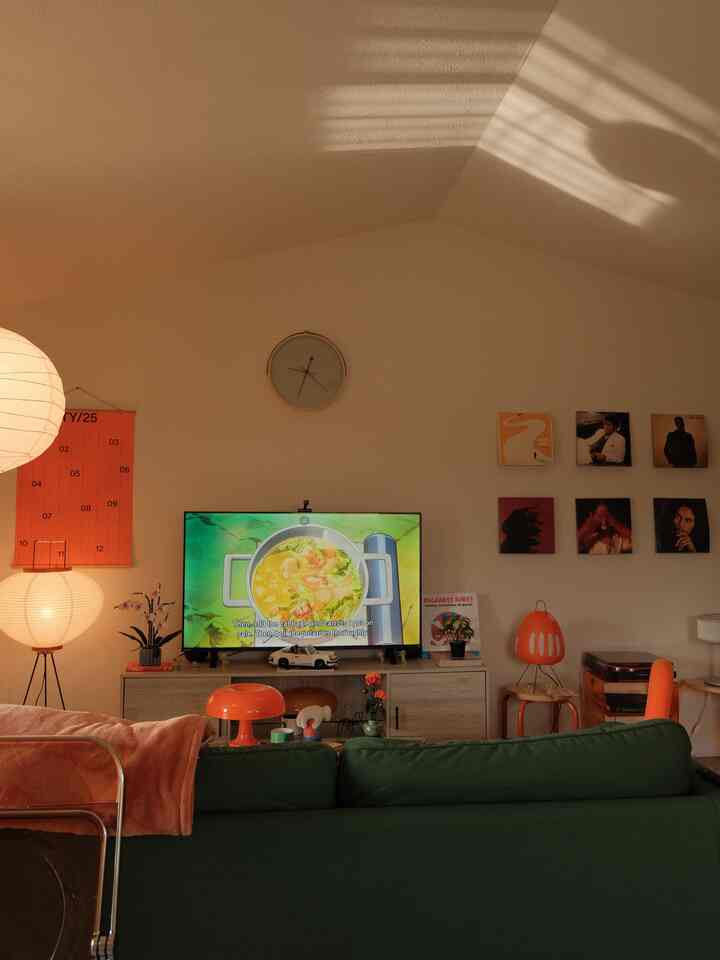 It’s rare that I get to showcase my apartment’s tall, vaulted ceilings :)

Here it is in all its glory!

#vaultedceiling #tallceiling #apartmentinterior #warmhome