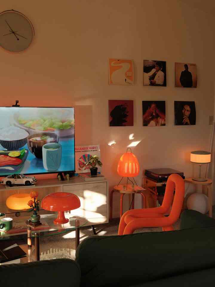 As the months get warmer and warmer, the sun illuminates different parts of my home! 

Now, parts of my living room that never received light are being kissed by the sun ☀️

#warminterior #naturalinterior #sunlight #warmhome #cozyroom 