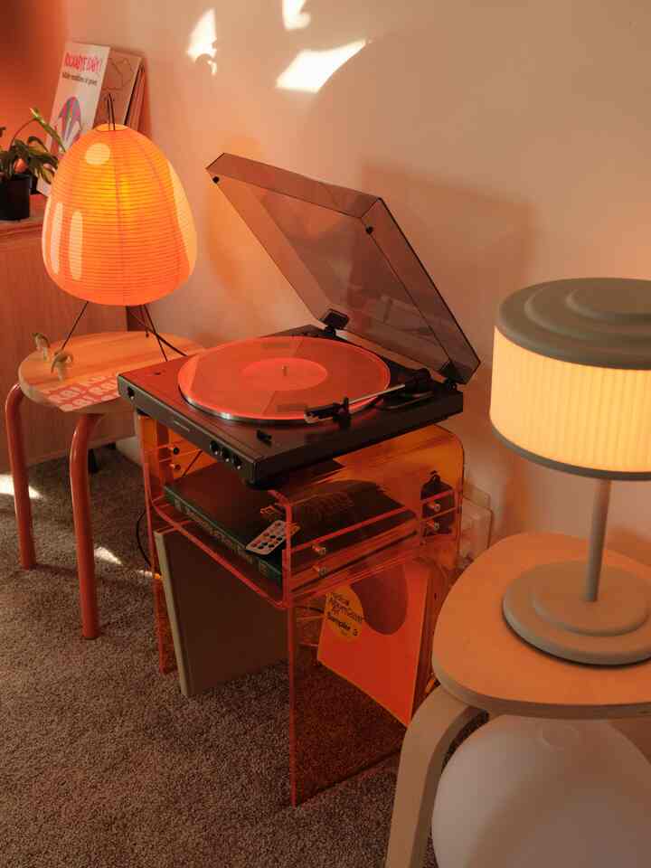 My happy little vinyl corner! 🫶🏼

#vinyl #turntable #ikeastools #stoolchair 