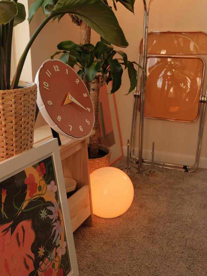 If you look closely, you can see that the base and the top of my floor to ceiling lamp is currently not attached to the lamp itself! 

This is because my ceiling was too low 🥲 but we made it work in the end!

#floortoceilinglamp #biglamp #chromeaccents #chrome #metal