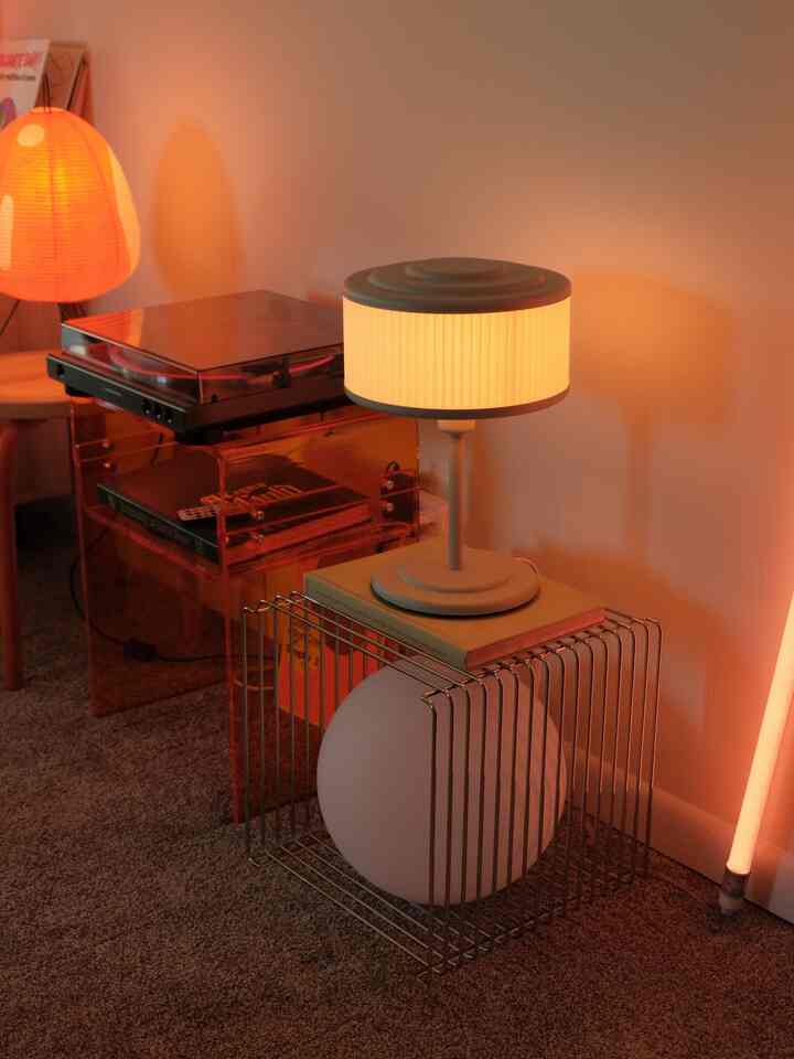 Put together this stand for my IKEA lamp by using the Panton Wire feom TNY and adding a random frosted glass sphere inside it as a finishing touch!

#diy #lampstand #stool #ikealamp #wireshelf