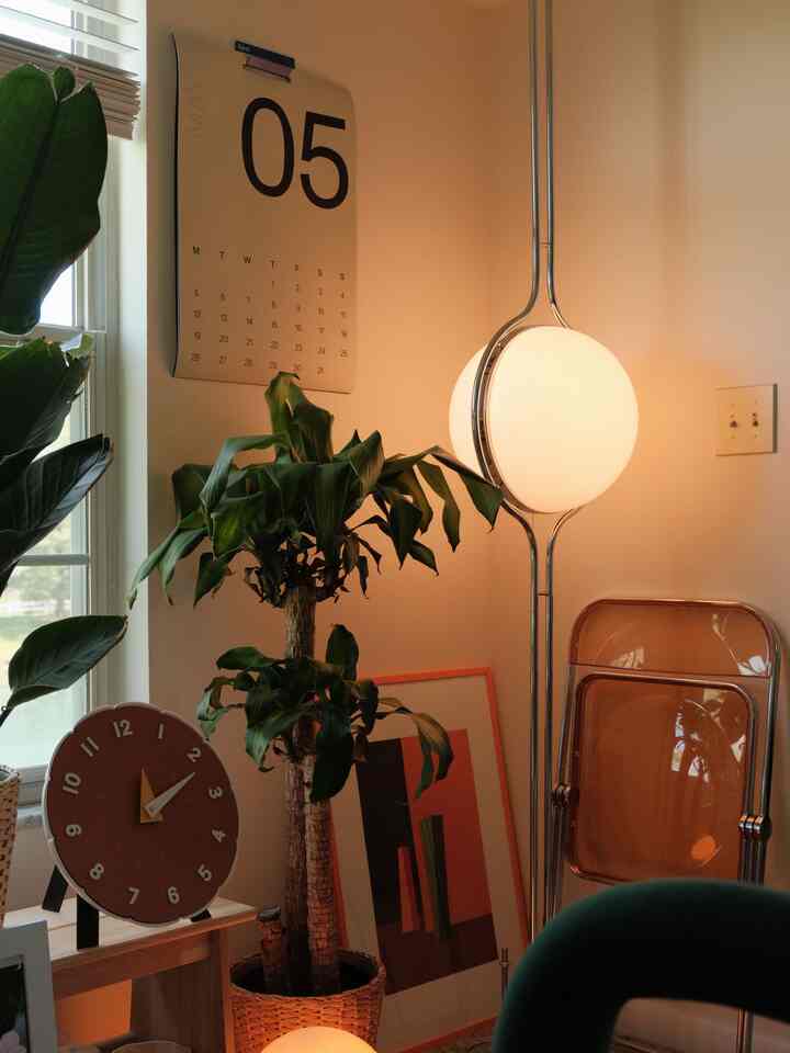 Couldn’t wait, so I changed the calendar to May already! This color looks sooo perfect in this corner :)

#calendar #mayvibes #earlybird #cozycorner #diningarea