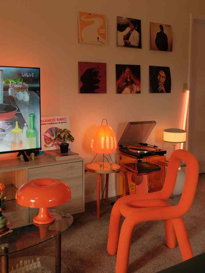 Need a new spot for my neon tube floor lamp!

I always forget to turn it on along with my TV backlight :)

#backlight #smalllighting #warmliving 