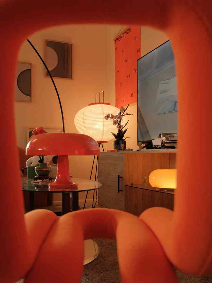 A creative POV through my loop chair - my girlfriend’s idea!

#orangechair #chairrecommendation #chair