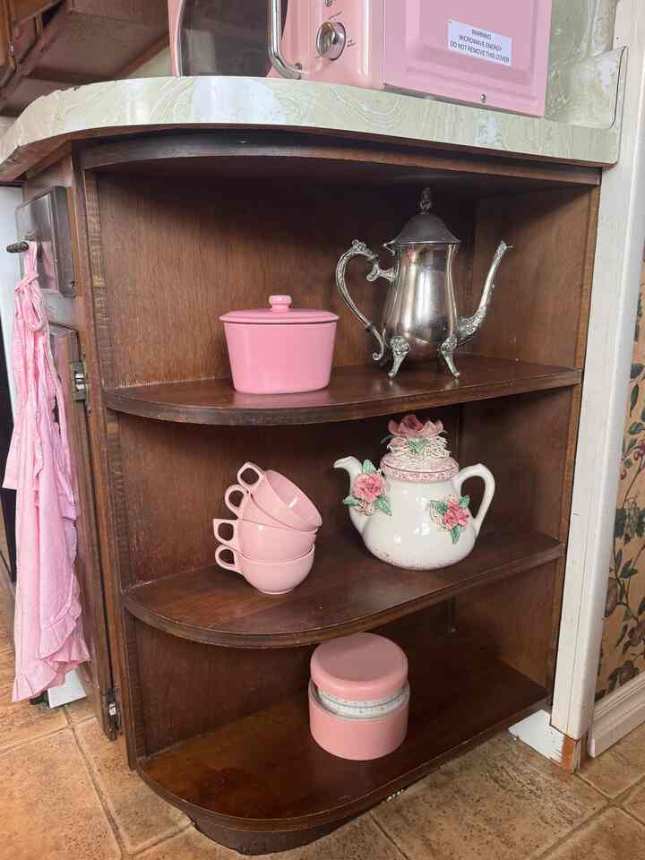 My collection of vintage teapots & teacups 🎀 there’s tons more hiding in the cabinets!! #kitchen #pink #vintage #teapot #teacup 