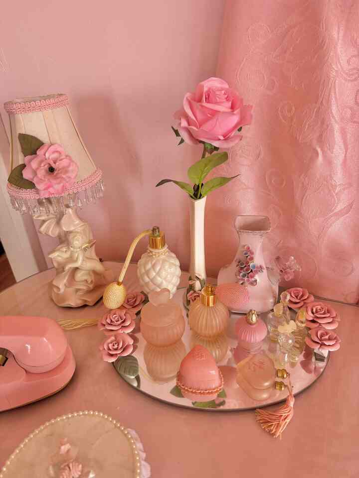 Some of vintage trinkets on my vanity — mini perfume bottles are one of my favorite things to collect. I love miniatures! 💗🧚🏼 #pink #princess #vanity #perfume #tray 