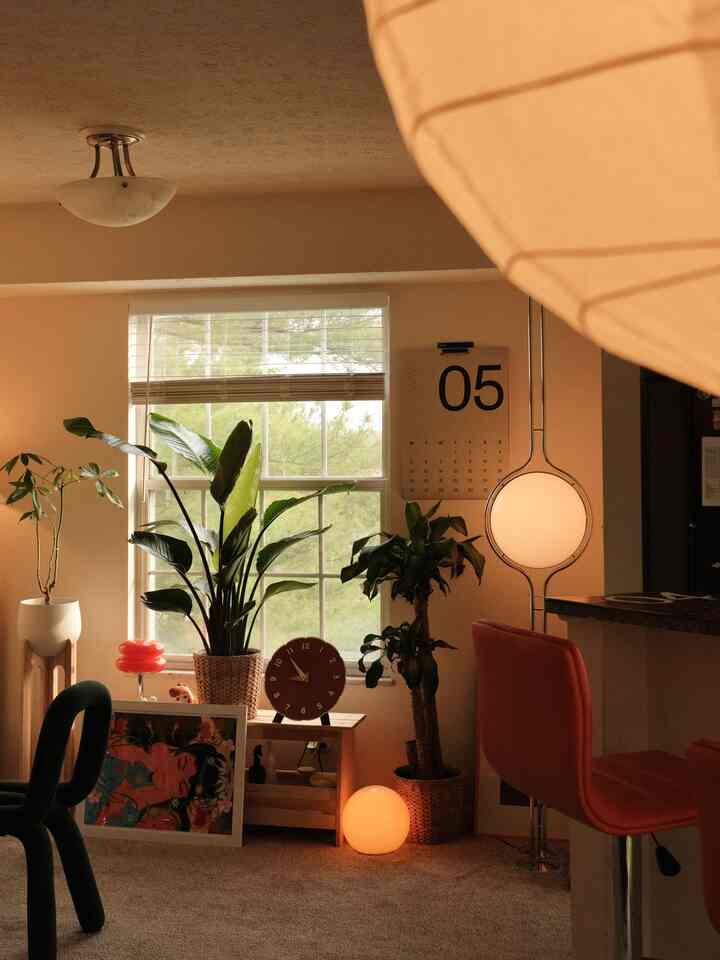 My favorite orange bar stools :)

Taking a sneak peek into May once again!

#newmonth #apartmentaesthetic #apartmentinterior 