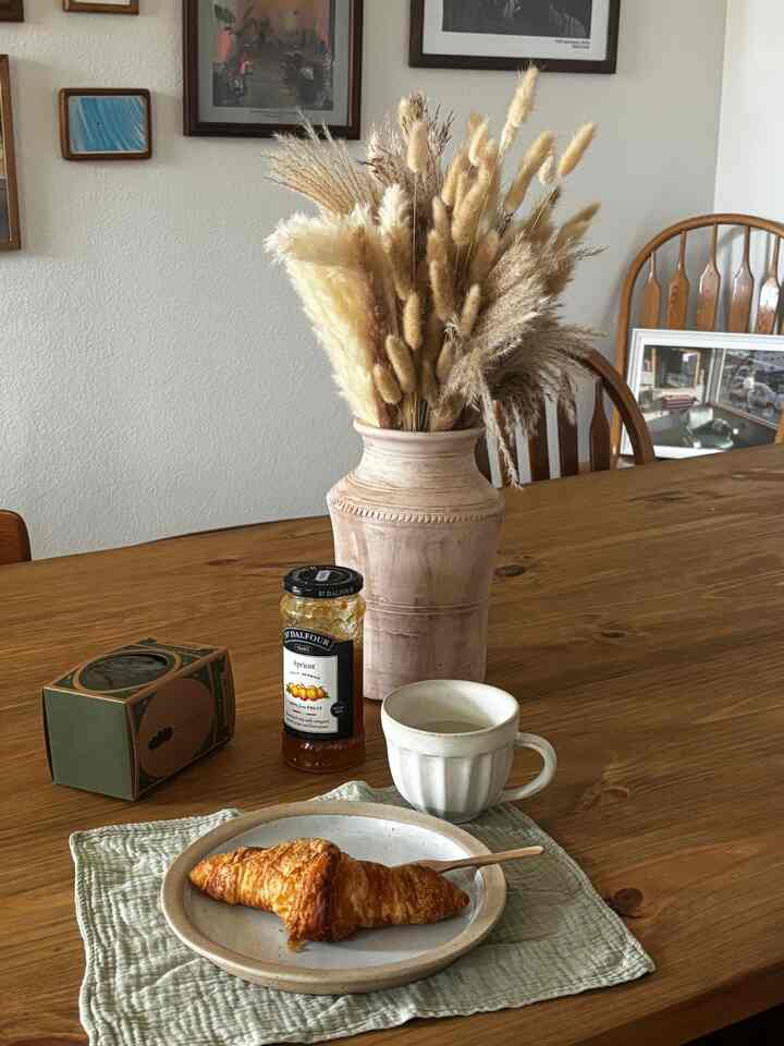 New plate and vase I got from yesterday’s shopping 🛍️ They go so well whth my formal dining area 🪻 #magnolia
#formaldining