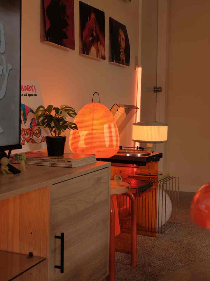 I want to add some more vinyl to my collection!
Any suggestions on some must-haves! ☺️

#vinyl #vinylcollection #warmlighting #warminterior #lampglow