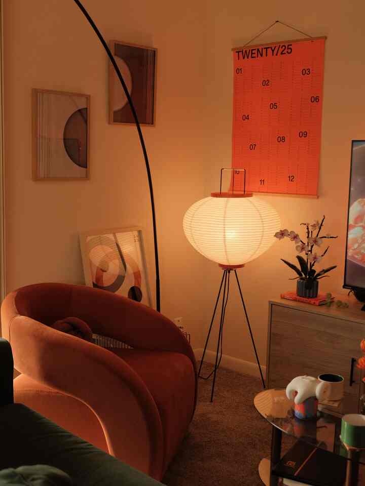 This Akari floor lamp dupe is among my top 3 lamps that I own :)

I love the way it diffuses the light from the bulb and the way it illuminates this corner

#akarilamp #cornerlamp #warmhouse #warmfeeling