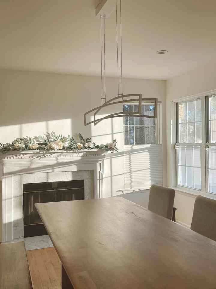 静かな木材と落ち着いた色調に、シルクのように朝の光が差し込む。ゆっくりと食事をし、穏やかなひとときを過ごす安らぎの空間。

#home504 #diningroom #diningtable #diningchair #flowergarland #lightinginterior #sunlitdining #softminimalism #moderncalm #homepoetry #diningsanctuary #neutralnest #wabisabivibes