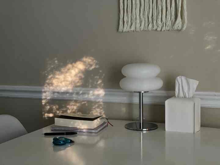 Sunlight gently draped across the dining room on a drowsy afternoon 🤍

#sunlight #minimalist #whitekitchen 