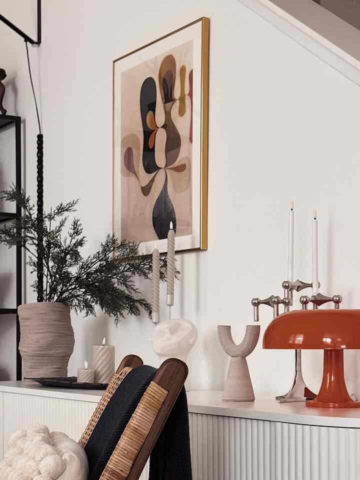 Sideboard styling.


#livingroom #livingroominterior #livingroomdecoration #sideboard #cabinet #lamp #ledcandle #candleholder #poster #posterframe #vase #interiorprops #interiorgoods 