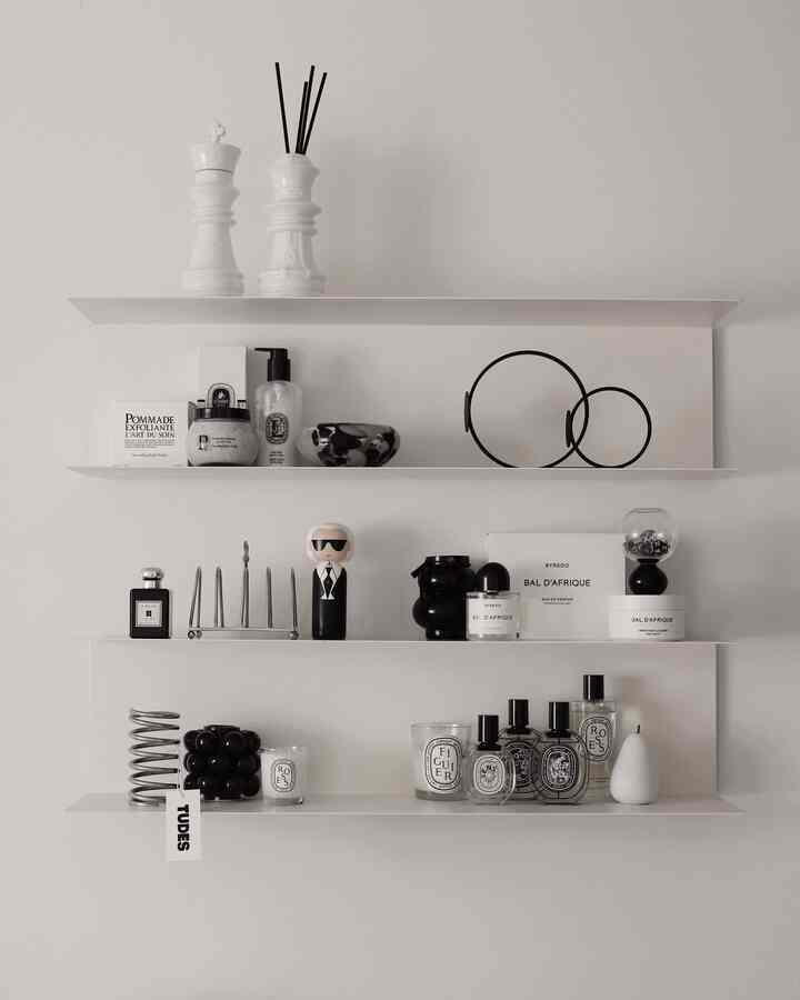 Shelf decor 🖤🤍


#shelf #ikeashelf #shelfinterior #shelfdecoration #shelfie #fragranceshelf #fragrance #homefragrance #perfume #byredo #diptyque #roomspray #candle #interiorgoods #interiorprops #decoration 