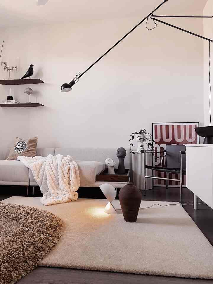 Minimal styling 

#livingroominterior #livingroom #livingroomdecoration #lamp #lighting #lightinginterior #moodlight #rug #vase #loungechair #chair #sculpture #plant #Planterrier #plantinterior #blanket #cushion #shelf #shelfinterior #shelfdecoration #japandi #minimal 