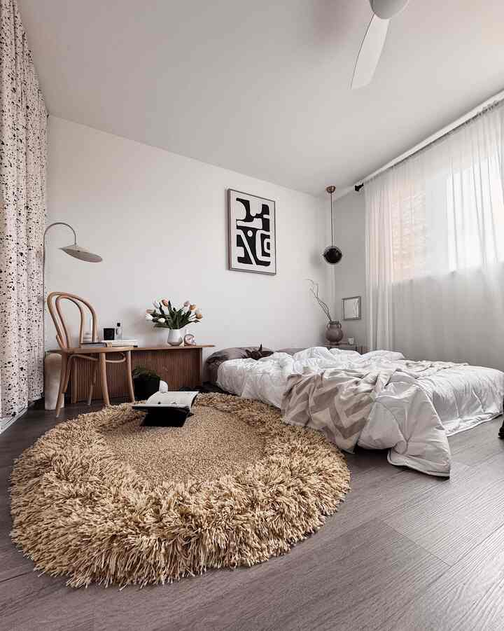 🤎

#bedroom #bedroominterior #bedroomdecor #bedding #rug #blanket #bookstand #bench #lamp #lighting #lightinginterior #vase #flower #flowerinterior #candle #canvasframe  #curtainstyling 