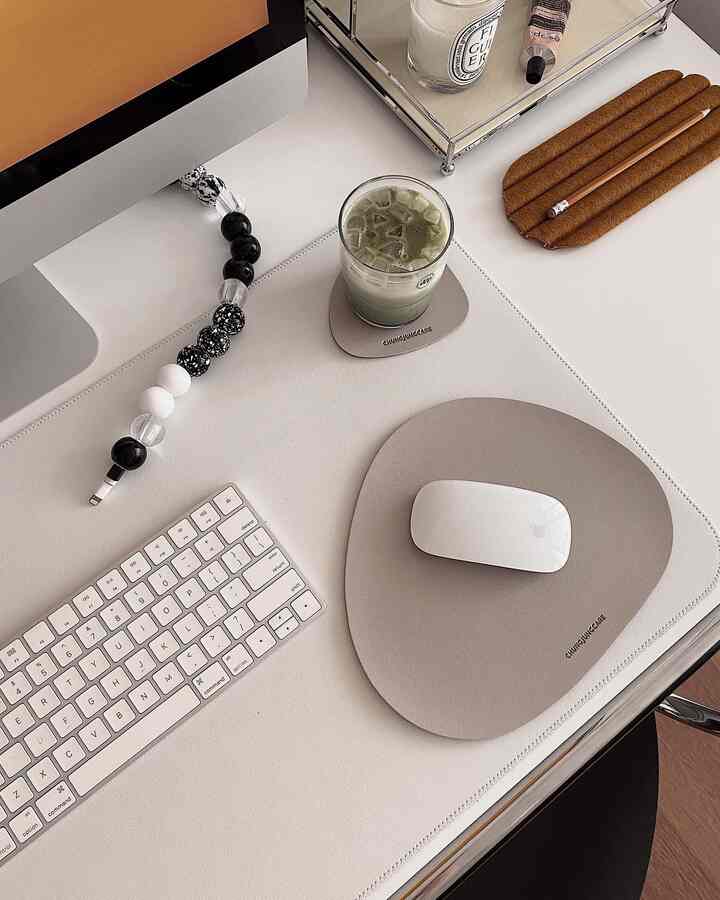 Desk decorarion.


#desk #desksetup #deskterrier #deskdecoration #desktop #workplace #workfromhome #workspace #homeoffice #tablemat #mousepad #pentray #glasscup #matcha #candle #handcream 