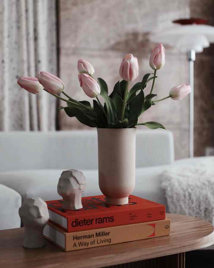 🌷🌷 


#livingroom #livingroominterior #livingroomdecoration #flower #flowerinterior #flowerarrangement #sculpture #designbook #vase #lamp #lighting #spring #springinterior 