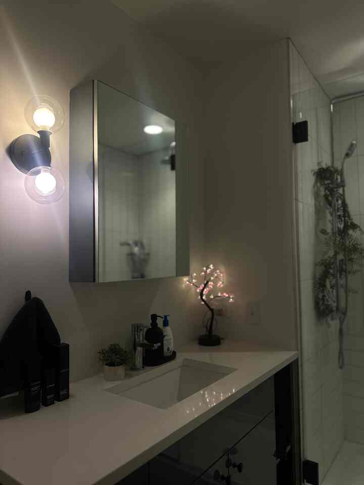 simple, minimalistic bathroom design !!! keeping counters clear of clutter is perfect for those looking for a clean, essential only space #bathroomremodeling #bathroomstorage #bathroom #bathroominterior #studio #minimal #minimalinterior 